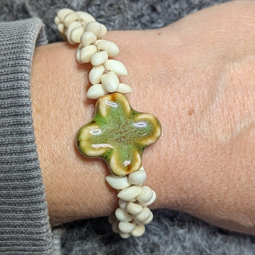 Drakk cream et croix verte