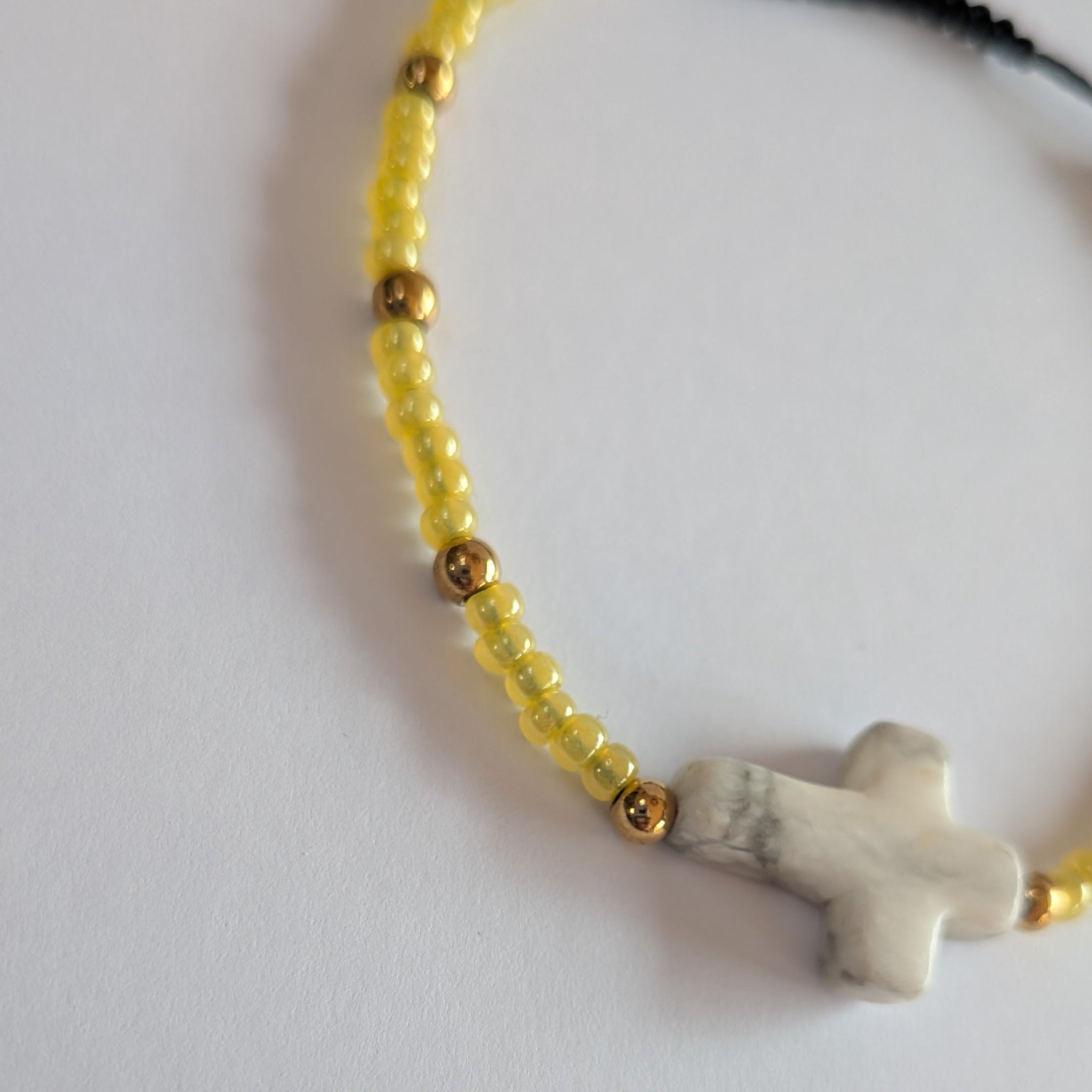 Madonna Jaune Doré Croix Marbrée Blanche