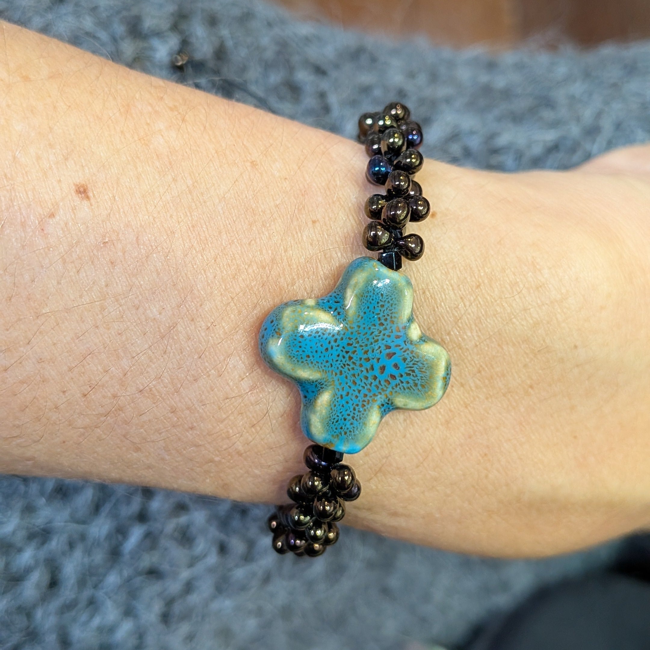 Skadi cross croix bleu et irisé