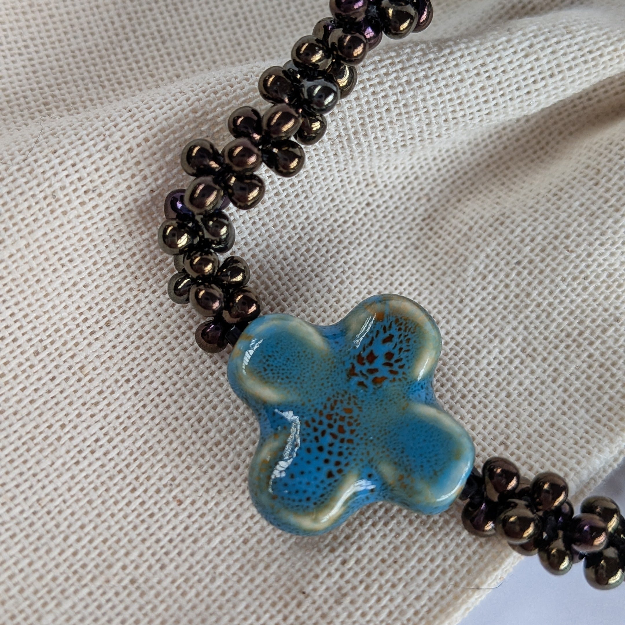 Skadi cross croix bleu et irisé